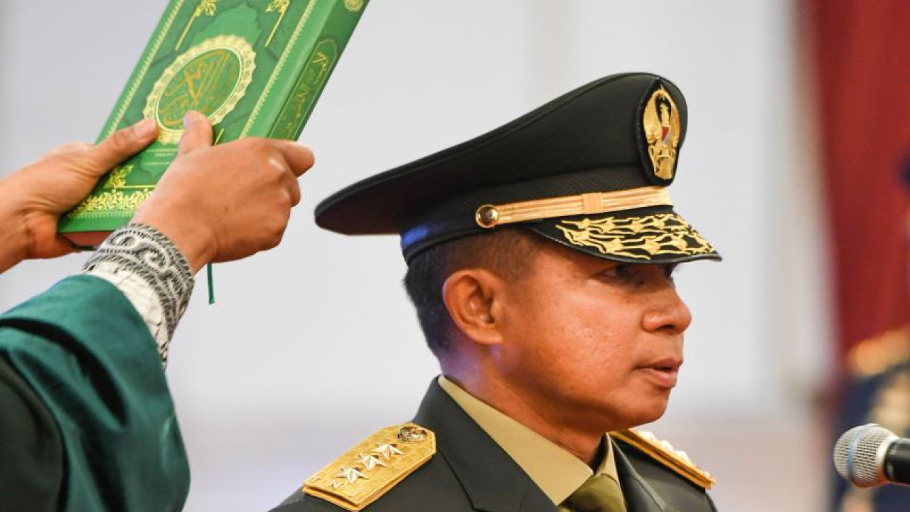 Letnan Jenderal TNI Agus Subiyanto membacakan sumpah saat dilantik menjadi Kepala Staf Angkatan Darat (KSAD) di Istana Negara, Jakarta, Rabu (25/10/2023). (ANTARA FOTO/Hafidz Mubarak A/tom)