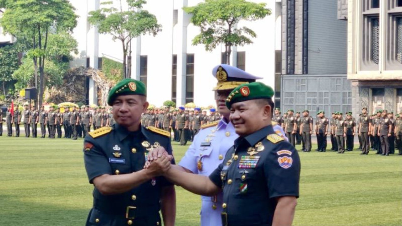 Kepala Staf TNI Angkatan Darat Jenderal TNI Agus Subiyanto (kiri), Panglima TNI Laksamana TNI Yudo Margono (tengah), dan Jenderal TNI Dudung Abdurachman (kanan) berjabat tangan selepas upacara serah terima jabatan Kepala Staf TNI AD di Markas Besar TNI AD, Jakarta, Jumat (27/10/2023). ANTARA/Genta Tenri Mawangi.