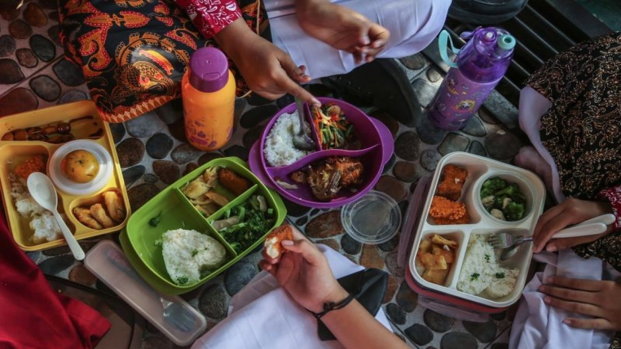 Ilustrasi - Siswa memperlihatkan menu makanannya saat mengikuti program gerakan makan bergizi di SDN Pekunden, Semarang, Jawa Tengah, Jumat (29/9/2023). ANTARA FOTO/Makna Zaezar/Spt.