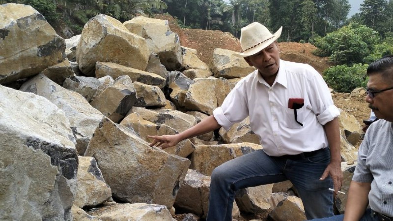 Ahli Geologi dan Vulkanologi Sumatera Barat Ade Edward (pakai topi) menjelaskan temuan dugaan kekar kolom di Kabupaten Padang Pariaman, Kamis (12/10/2023). ANTARA/Muhammad Zulfikar.