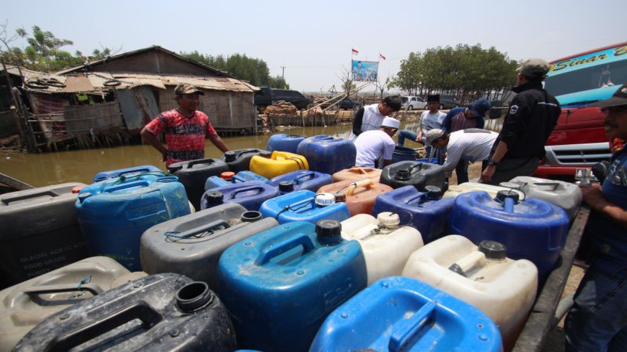 Ilustrasi: Warga mengantre pembagian air bersih di Desa Tanjung Pasir, Kabupaten Tangerang, Banten. ANTARA FOTO/Fauzan/wsj. (ANTARA FOTO/FAUZAN)