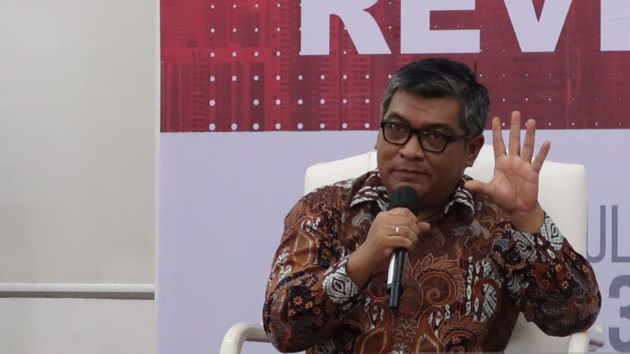 Dosen Ilmu Politik Universitas Airlangga, Airlangga Pribadi Kusman, saat memaparkan topik reaktualisasi trisakti tentang kedaulatan politik dalam acara Sarahsehan Revitalisasi Trisakti di Gedung Heritage, Kemenko PMK, Jakarta Pusat, Senin (3/7/2023). (ANTARA/Sugiharto Purnama)