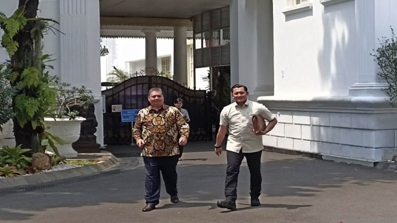 Menteri Koordinator Bidang Perekonomian Airlangga Hartarto (kedua kiri), di Kompleks Istana Kepresidenan, Jakarta, Rabu (10/10/2023). ANTARA/Indra Arief Pribadi