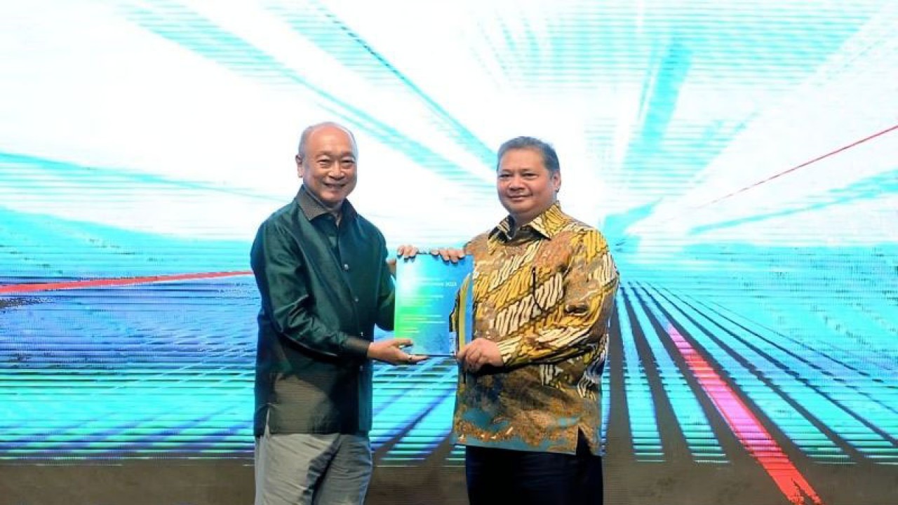 CEO UOB Wee Ee Cheong (kiri) dan Menteri Koordinator Bidang Perekonomian Airlangga Hartarto (kanan) dalam acara UOB Gateway to ASEAN Conference 2023 di Jakarta, Rabu. (ANTARA/Bayu Saputra)