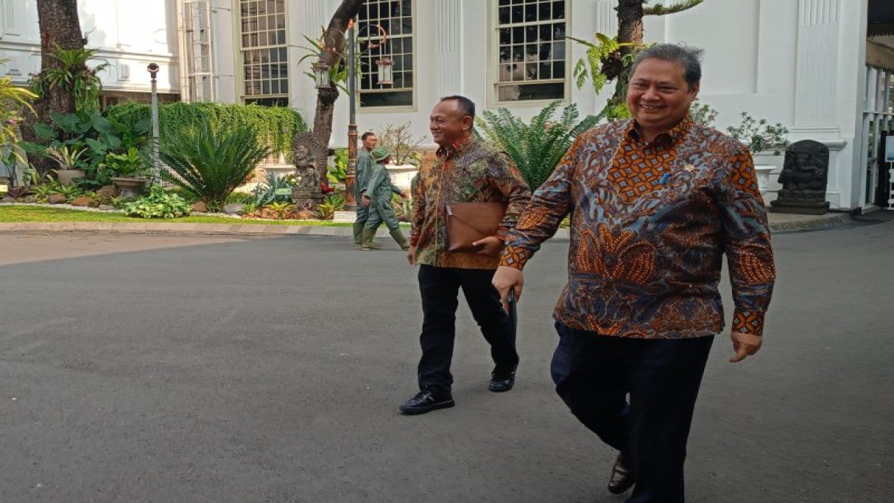 Menko Perekonomian Airlangga Hartarto usai mengikuti rapat internal dengan Presiden Joko Widodo di Istana Kepresidenan Jakarta, Kamis (12/10/2023). ANTARA/Rangga Pandu Asmara Jingga