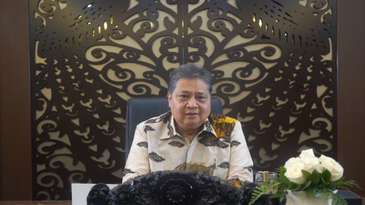 Menko Airlangga saat menyampaikan sambutan secara virtual dalam Penganugerahan Top Halal Award 2023 di Jakarta, Rabu (18/10/2023) (ANTARA/HO-Kemenko Perekonomian)