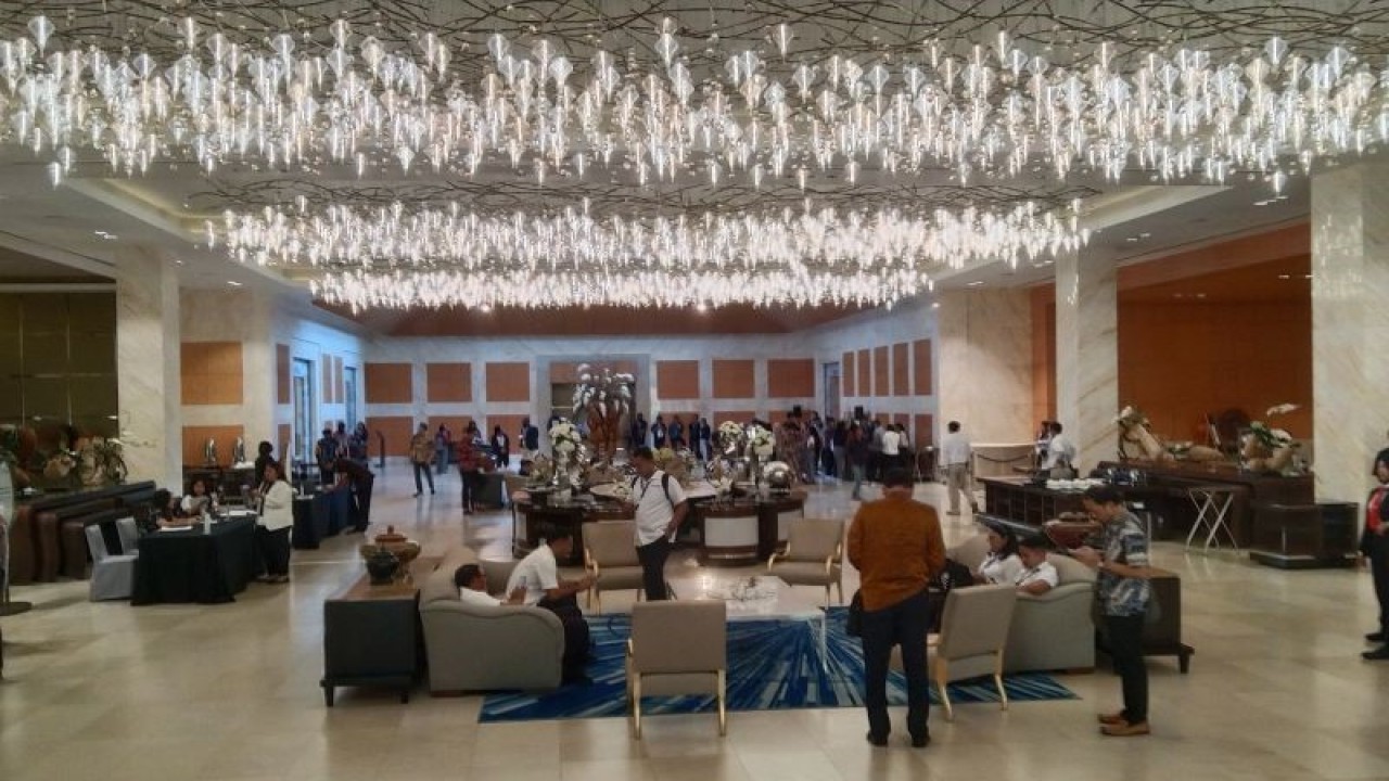 Sejumlah delegasi mengikuti kegiatan KTT AIS Forum 2023 di salah satu hotel, di Nusa Dua, Kabupaten Badung, Bali, Senin (9/10/2023). ANTARA/Dewa Ketut Sudiarta Wiguna