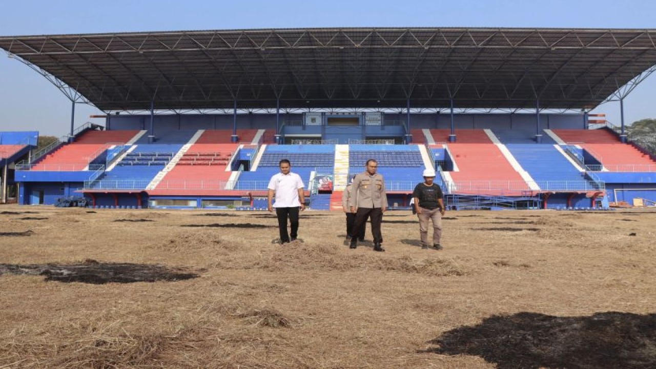 Kapolres Malang AKBP Putu Kholis Aryana (tengah) saat meninjau Stadion Kanjuruhan di Kabupaten Malang, Jawa Timur, Senin (2/10/2023). (ANTARA/HO-Humas Polres Malang)