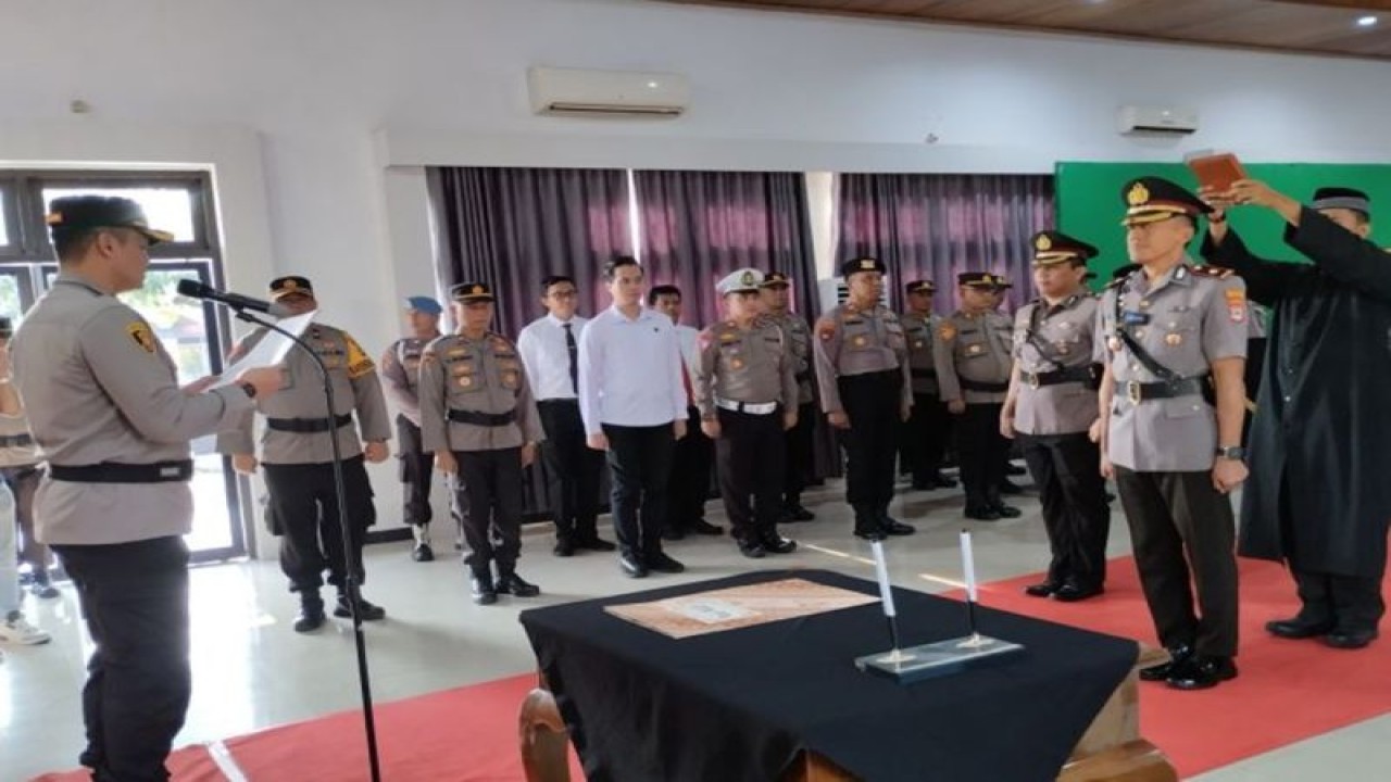 Ke[ala Polres Tabalong, AKBP Anib Bastian, memimpin serah terima jabatan Wakapolres Tabalong dari Komisaris Polisi Taufiq Arifin kepada Komisaris Polisi Teguh Siswoyo yang sebelumnya menjabat Kaurlipprodok Subbidpid Bidhumas Polda Kalimantan Selatan, di Tabalong, Kalimantan Selatan, Jumat. ANTARA/Herlina Lasmianti
