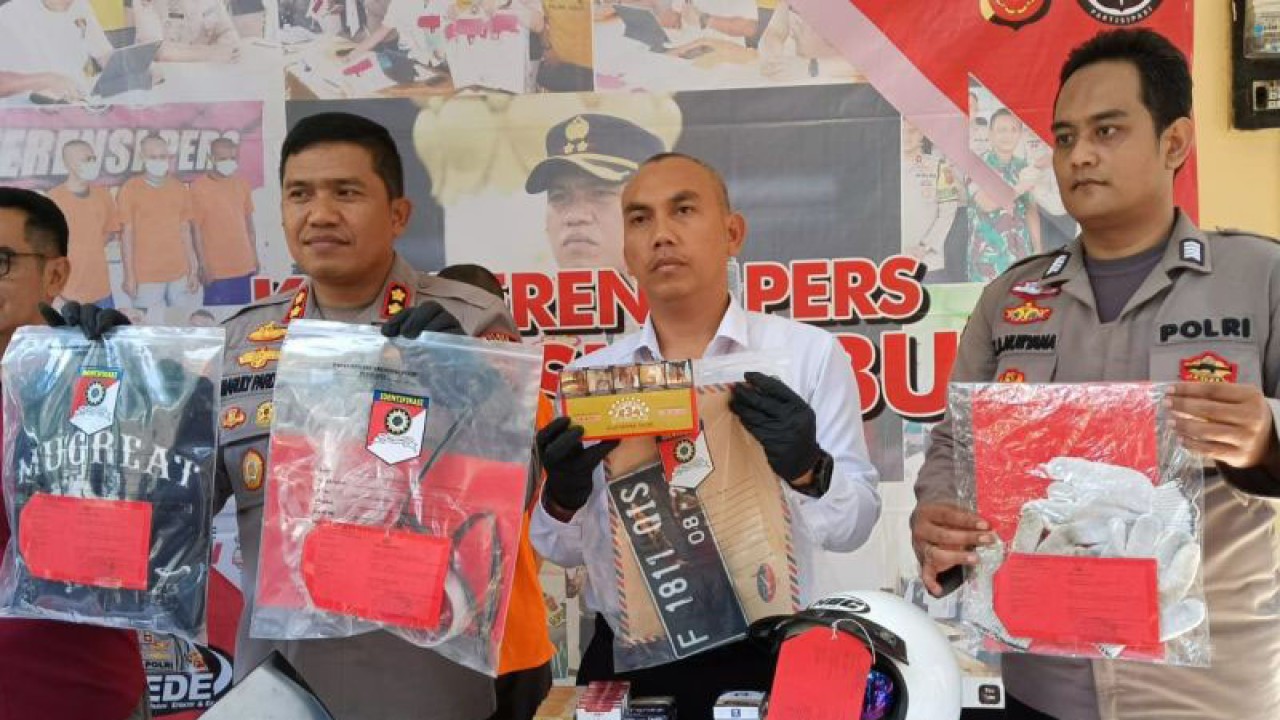 Kepala Polres Sukabumi, AKBP Maruly Pardede, saat menunjukkan barang bukti hasil perampokan yang disita dari tersangka SR. Kasus perampokan minimarket di Kampung/Desa/Kecamatan Bojonggenteng, Kabupaten Sukabumi dilakukan tiga pelaku, namun dua masih buron. ANTARA/Aditya Rohman