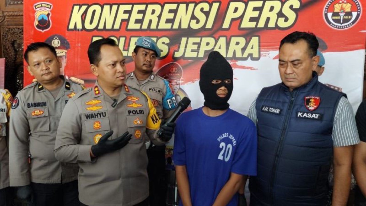 Kapolres Jepara AKBP Wahyu Nugroho Setyawan didampingi Kasatreskrim AKP Ahmad Misdar Tohari dan Kasubsi Penmas Sie Humas Ipda Basirun saat konferensi pers di Mapolres Jepara, Jumat (20/10/2023). ANTARA/Akhmad Nazaruddin Lathif
