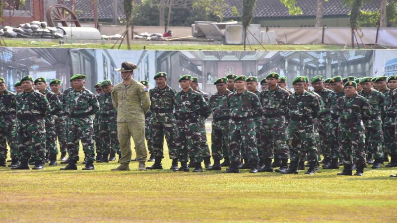 Taruna dan taruni serta personel organik, baik militer maupun PNS Akademi Militer, mengikuti upacara peringatan Hari Sumpeh Pemuda di Magelang, Jawa Tengah, Sabtu (28/10/2023). ANTARA/HO-Akmil Magelang