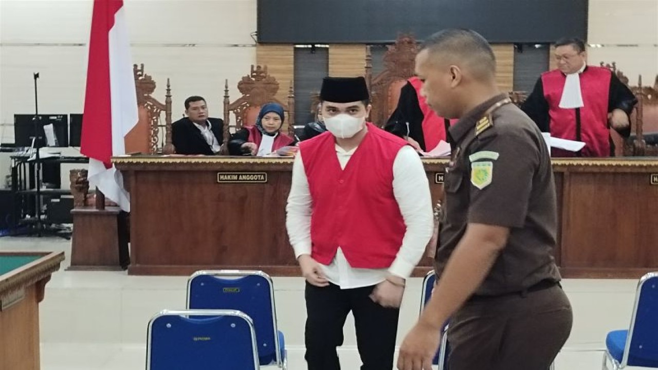 Mantan Kasat Narkoba Polres Lampung Selatan AKP Andri Gustami (AG) saat sidang perdana di PN Tanjungkarang. Bandarlampung, Senin, (23/10/2023). (ANTARA/Dian Hadiyatna)