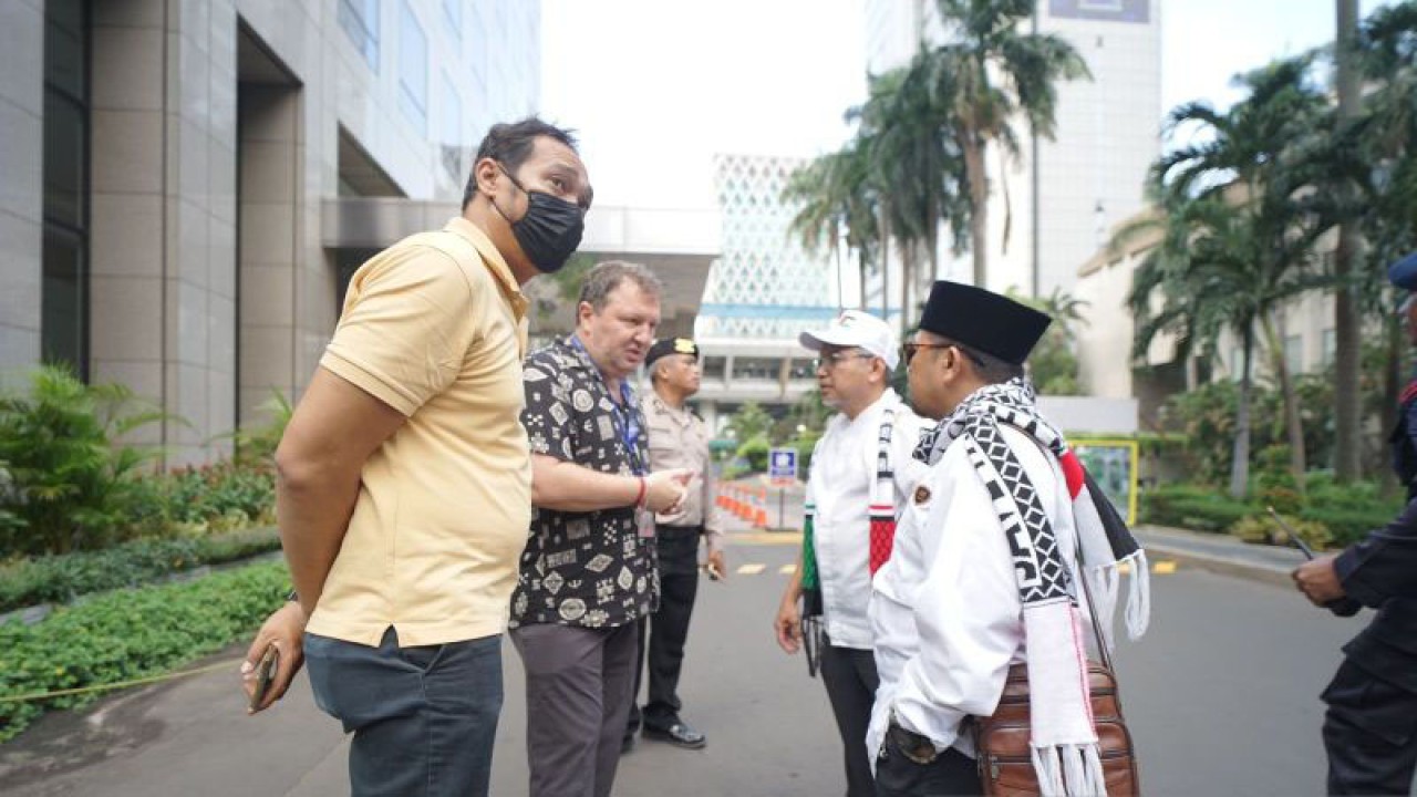 Ketua Pelaksana aksi damai bela Palestina Rahmad Riyad diterima masuk ke dalam kantor perwakilan Perserikatan Bangsa-Bangsa (PBB) di Jalan MH Thamrin, Jakarta pusat untuk menyampaikan lima tuntutan. Jumat (20/10/2023). ANTARA/HO-Dokumentasi Pribadi