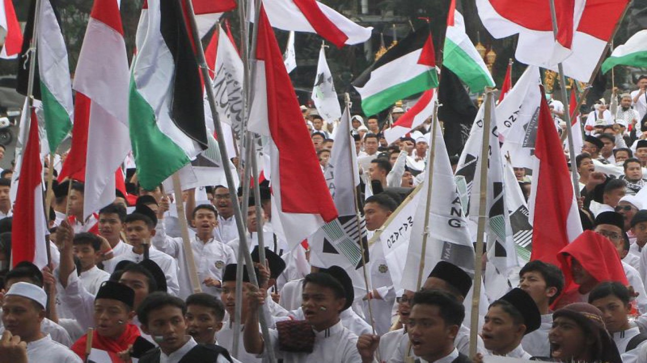 Foto arsip - Massa dari Masyarakat Muslim Malang Raya mengikuti Aksi Damai Bela Palestina di depan Balai Kota Malang, Jawa Timur, Jumat (20/10/2023). ANTARA FOTO/Ari Bowo Sucipto/rwa. (ANTARA FOTO/ARI BOWO SUCIPTO)