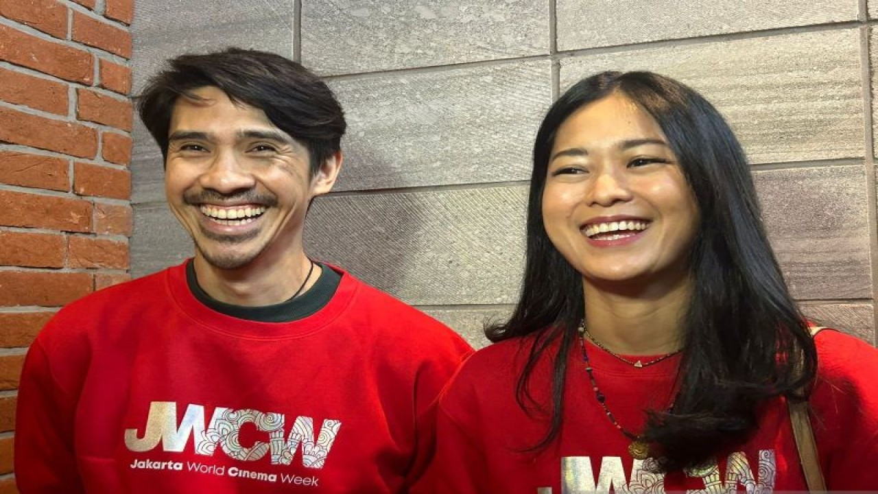 Aktor Iedil Putra (kiri) dan aktris Prisia Nasution (kanan) saat menghadiri acara konferensi pers "Jakarta World Cinema Week" di FX Sudirman, Jakarta Pusat, Kamis (19/10/2023). (ANTARA/Vinny Shoffa Salma)
