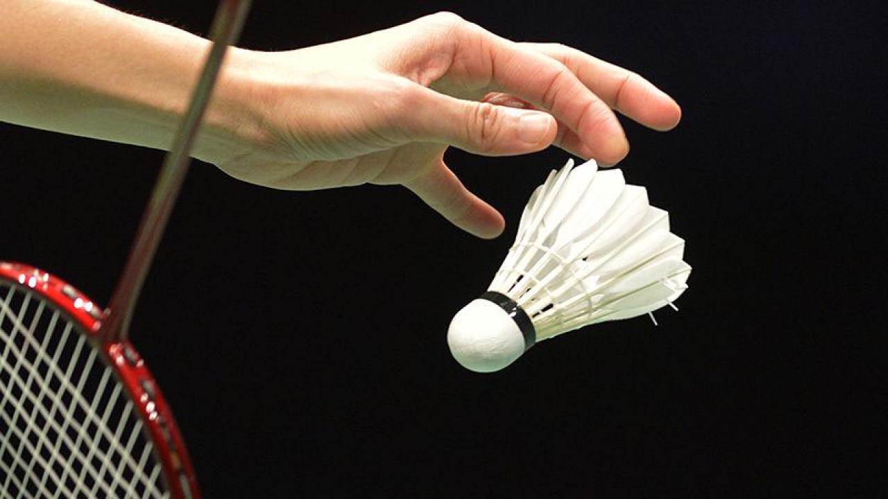 Ilustrasi - Servis bulu tangkis. ANTARA FOTO/Maha Eka Swasta/aa.