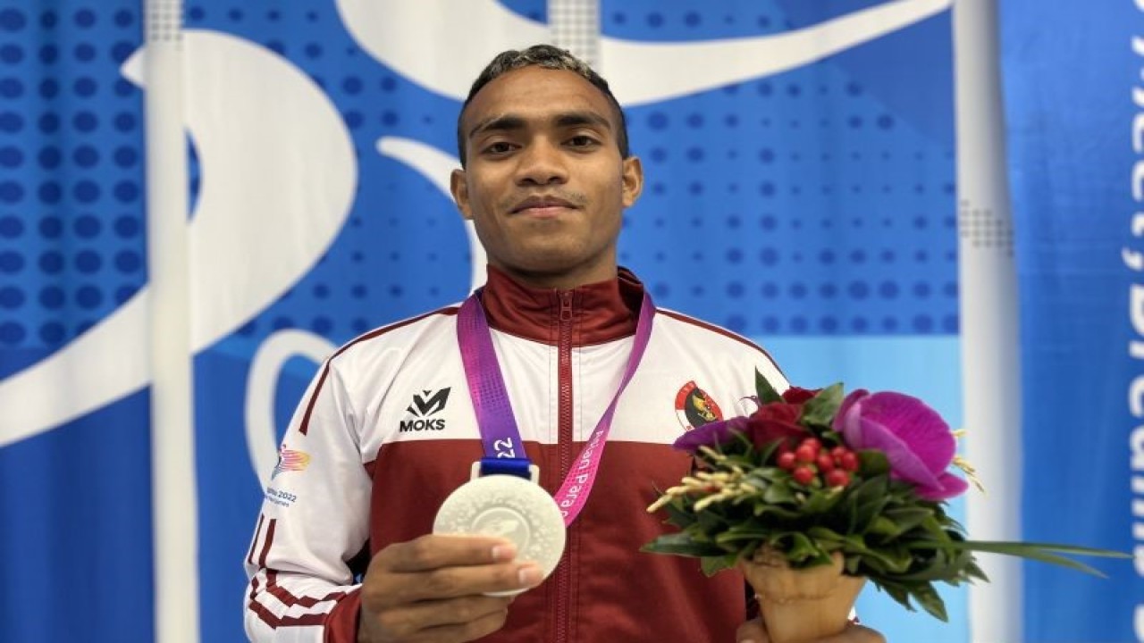 Pelari Indonesia Alfin Nomleni berpose dengan medali perak yang ia raih di nomor lari 400 meter T20 putra Asian Para Games 2022 Hangzhou di Huanglong Sports Centre Stadium, China, Rabu (25/10/2023). (ANTARA/Arnidhya Nur Zhafira)
