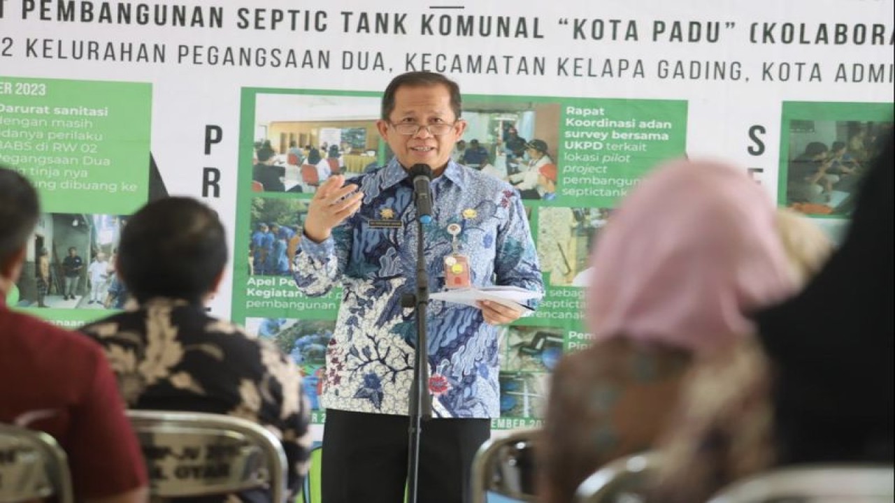 Wali Kota Jakarta Utara Ali Maulana Hakim menyambut positif pengoperasian wadah kloset antiseptik (tangki septik) komunal di wilayah Pegangsaan Dua, Kelapa Gading, Senin (2/10/2023). ANTARA/HO-Kominfotik Jakarta Utara