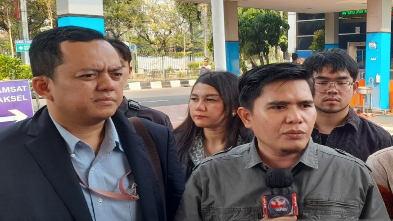 Ketua Umum Asosiasi Lawyer Muslim Indonesia (ALMI) Muhammad Zainul Arifin (kanan) saat diwawancarai di Polda Metro Jaya, Senin (2/10/2023). ANTARA/Ilham Kausar