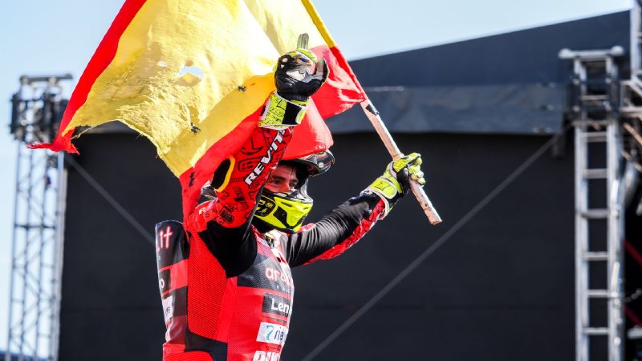 Pembalap Aruba.It Ducati Alvaro Bautista merayakan kemenangannya di Race 2 World Superbike (WSBK) Portugal di Sirkuit Portimao, Minggu (1/10/2023). (ANTARA/HO/WSBK)