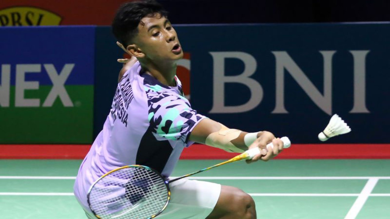 Foto arsip - Pebulu tangkis tunggal putra Indonesia Alwi Farhan mengembalikan kok ke arah lawannya pebulu tangkis Malaysia Lim Chong King pada pertandingan kualifikasi Xpora Indonesia International Challenge 2023 di GOR PBSI Sumut, Kabupaten Deli Serdang, Sumatera Utara, Selasa (29/8/2023). ANTARA FOTO/Yudi/tom.