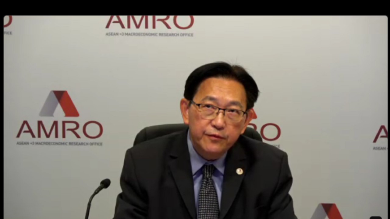Kepala Ekonom Kantor Penelitian Makroekonomi ASEAN+3 atau ASEAN+3 Macroeconomic Research Office (AMRO) Hoe Ee Khor menyampaikan pembaruan triwulanan ASEAN+3 Regional Economic Outlook (AREO) Oktober 2023 dalam konferensi pers yang diikuti dalam jaringan di Jakarta, Rabu (4/10/2023). ANTARA/Martha Herlinawati Simanjuntak