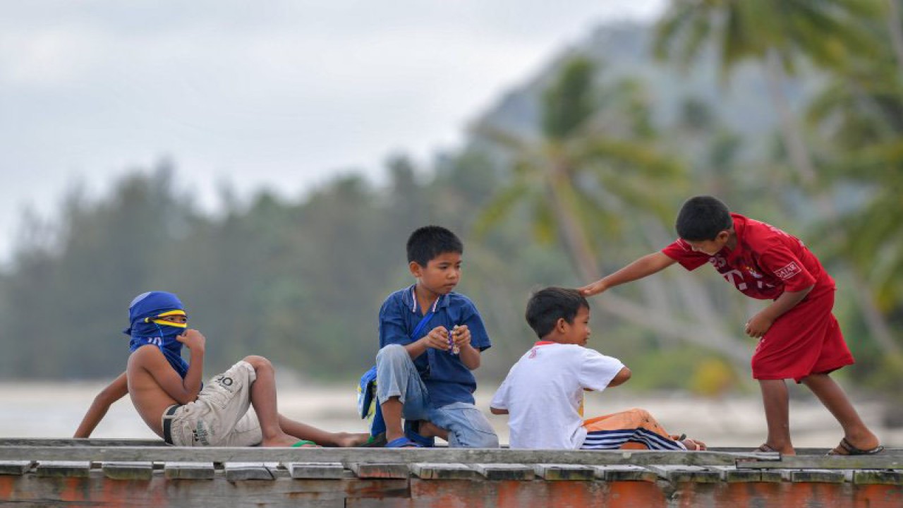 Arsip Foto - Anak-anak bermain di Dermaga Pengadah, Natuna, Kepulauan Riau. (ANTARA FOTO/M Risyal Hidayat/wsj)