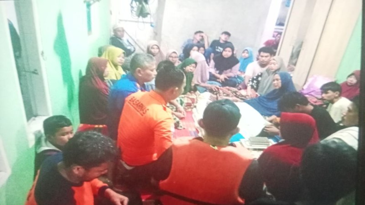 Jenazah anak yang tenggelam setelah terseret ombak di Pantai Sikabau, Kecamatan Koto Balingka, Kabupaten Pasaman Barat, Provinsi Sumatera Barat, sudah sampai di rumah duka pada Minggu (29/10/2023) (ANTARA/HO-BPBD Pasaman Barat)