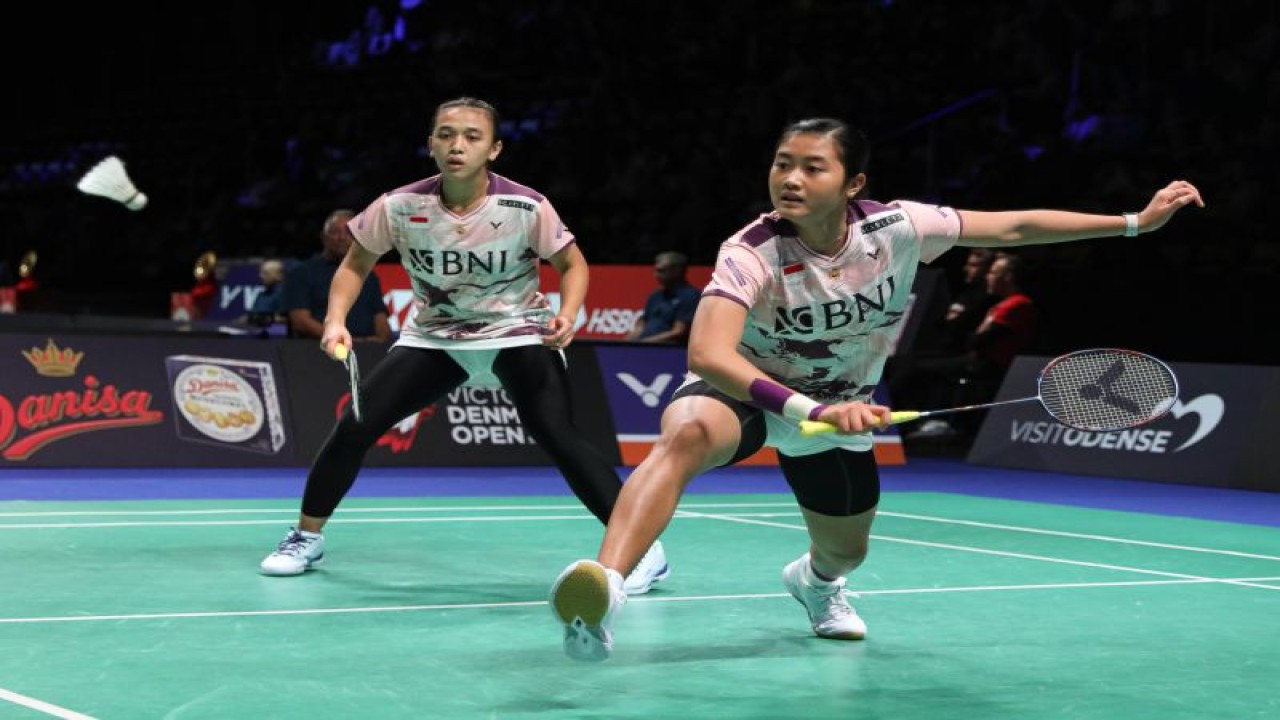 Pasangan Febriana Dwipuji Kusuma/Amallia Cahaya Pratiwi melalui babak 32 besar Denmark Open 2023 dengan mengalahkan ganda putri Julie Macpherson/Ciara Torrance dengan dua gim langsung 21-14, 21-17 di Odense, Selasa. (ANTARA/HO-PP PBSI)