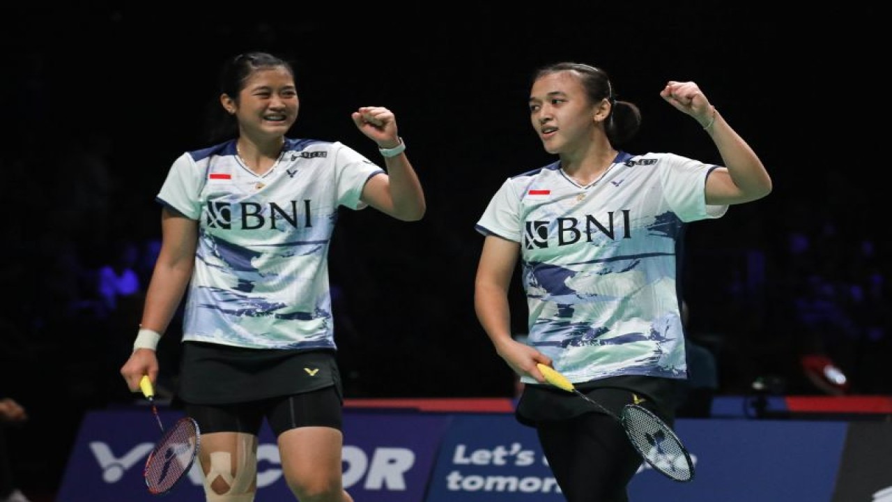 Ganda putri Febriana Dwipuji Kusuma/Amallia Cahaya Pratiwi melakukan selebrasi usai mengamankan tiket babak perempat final BWF World Tour Super 750 Denmark Open 2023 di Odense, Kamis. (ANTARA/HO-PP PBSI)