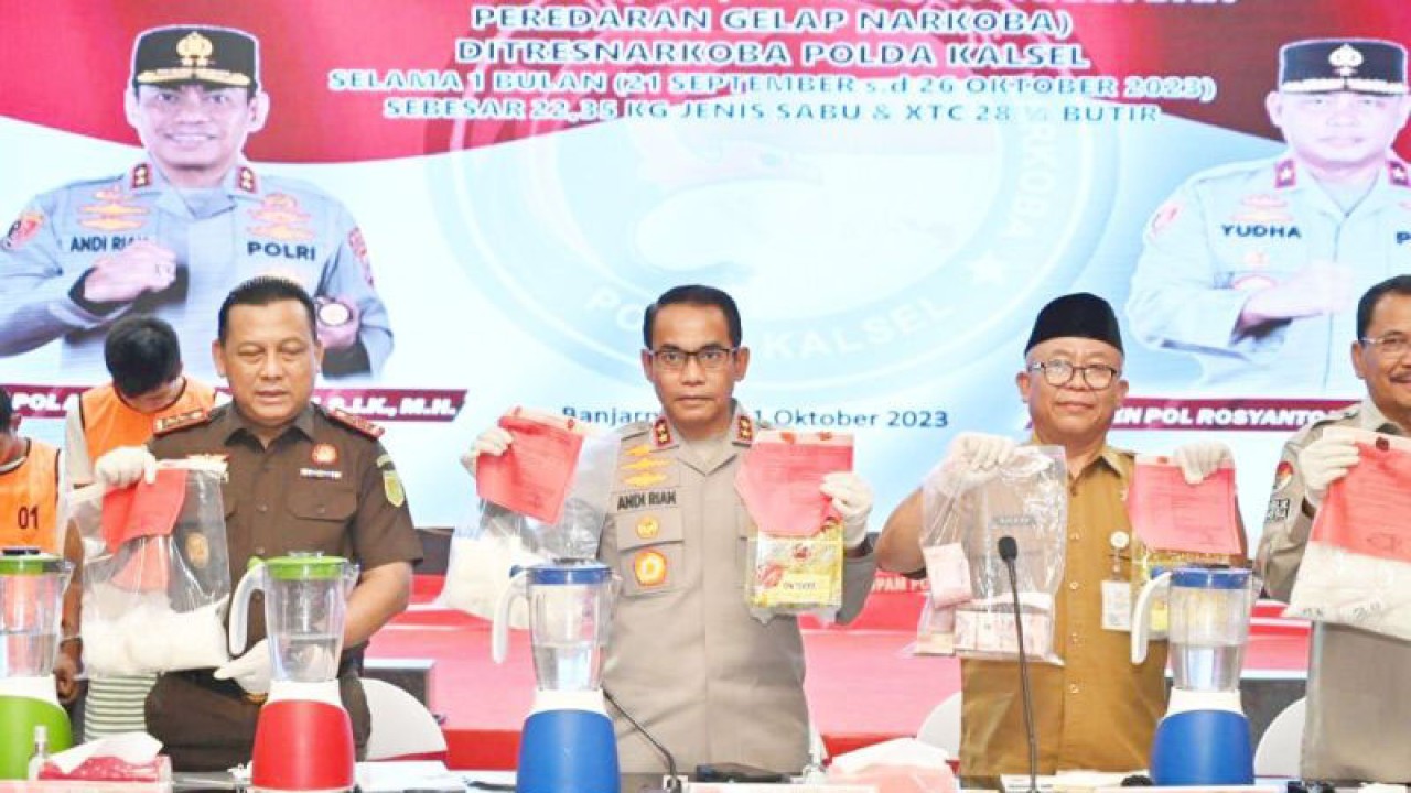 Kapolda Kalsel Irjen Pol Andi Rian R Djajadi saat menunjukkan barang bukti sabu-sabu hasil sitaan Direktorat Reserse Narkoba Polda Kalsel. (ANTARA/Firman)