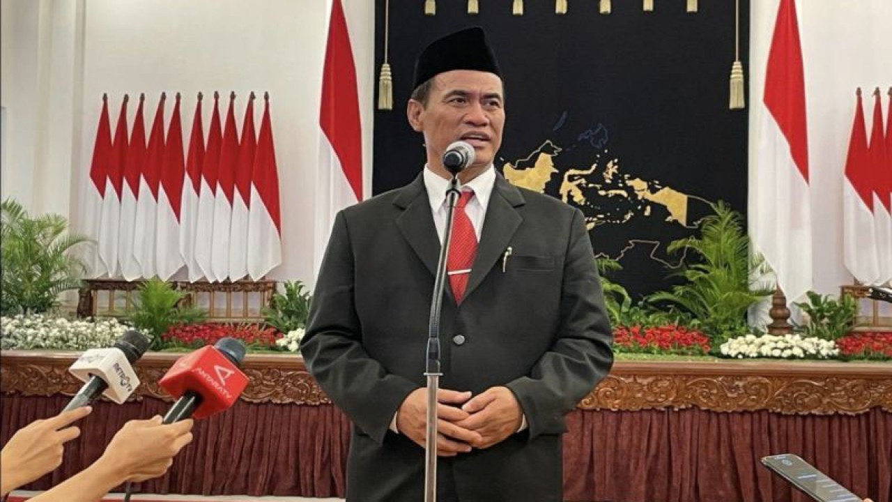 Menteri Pertanian (Mentan) RI Andi Amran Sulaiman saat menyampaikan keterangan kepada wartawan di Istana Merdeka Jakarta, usai agenda pelantikan jabatan, Rabu (25/10/2023). (ANTARA/Yashinta Difa)