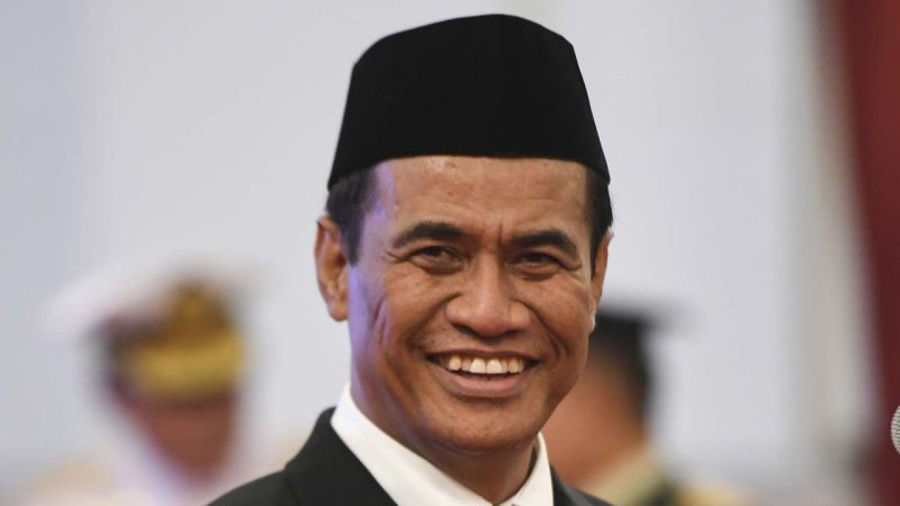 Amran Sulaiman bersiap dilantik menjadi Menteri Pertanian di Istana Negara, Jakarta, Rabu (25/10/2023). Presiden Joko Widodo melantik Amran Sulaiman sebagai Menteri Pertanian sisa masa jabatan tahun 2019-2024 menggantikan Syahrul Yasin Limpo yang mengundurkan diri setelah menjadi tersangka dalam kasus dugaan korupsi di lingkungan Kementerian Pertanian. ANTARA FOTO/Hafidz Mubarak A/aww.