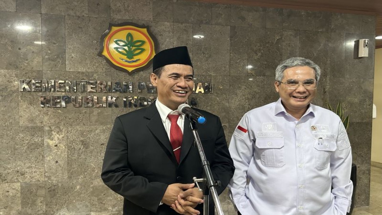 Menteri Pertanian Andi Amran Sulaiman (kanan) bersama Wakil Menteri Pertanian Harvick Hasnul Qolbi (kiri) di Gedung Kementerian Pertanian, Jakarta, Rabu (25/10/2023). ANTARA/Kuntum Riswan.