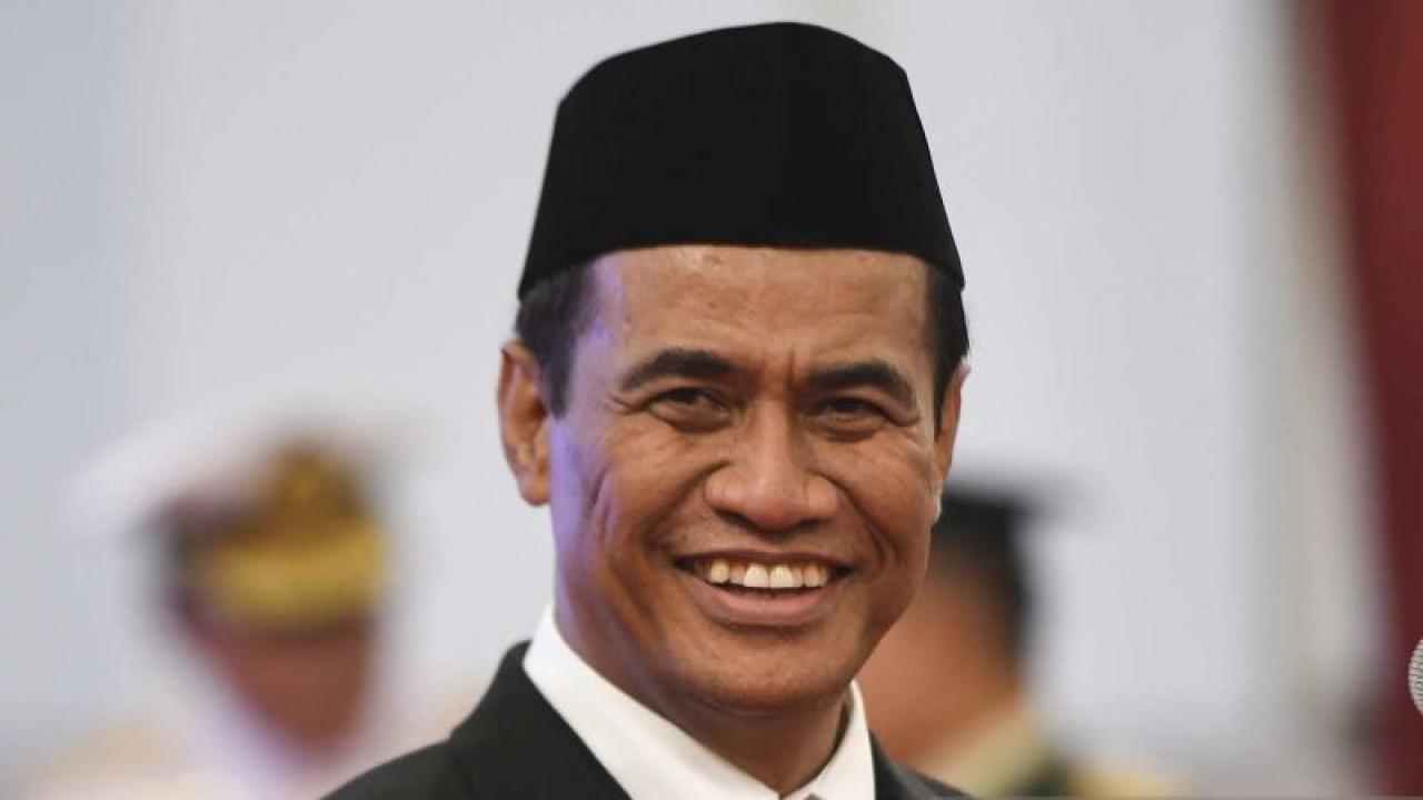 Amran Sulaiman bersiap dilantik menjadi Menteri Pertanian di Istana Negara, Jakarta, Rabu (25/10/2023). Presiden Joko Widodo melantik Amran Sulaiman sebagai Menteri Pertanian sisa masa jabatan tahun 2019-2024 menggantikan Syahrul Yasin Limpo yang mengundurkan diri setelah menjadi tersangka dalam kasus dugaan korupsi di lingkungan Kementerian Pertanian. ANTARA FOTO/Hafidz Mubarak A/aww.