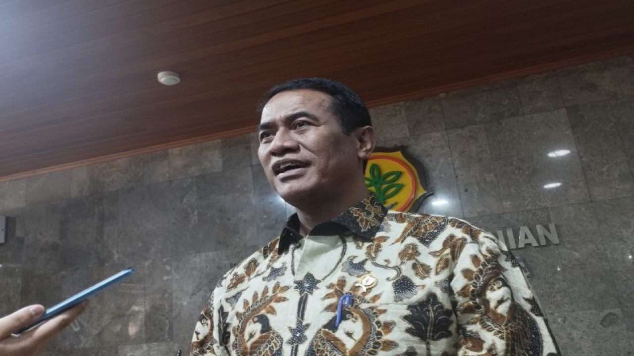 Menteri Pertanian (Mentan) Andi Amran Sulaiman saat menyampaikan keterangan pers di kantor Kementerian Pertanian, Jakarta, Jumat (27/10/2023). (ANTARA/Rizka Khaerunnisa)