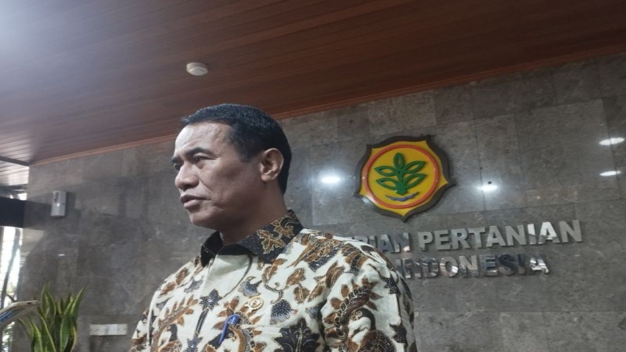 Menteri Pertanian Andi Amran Sulaiman usai menghadiri rapat pimpinan (rapim) di kantor Kementerian Pertanian, Jakarta, Jumat (27/10/2023). (ANTARA/Rizka Khaerunnisa)