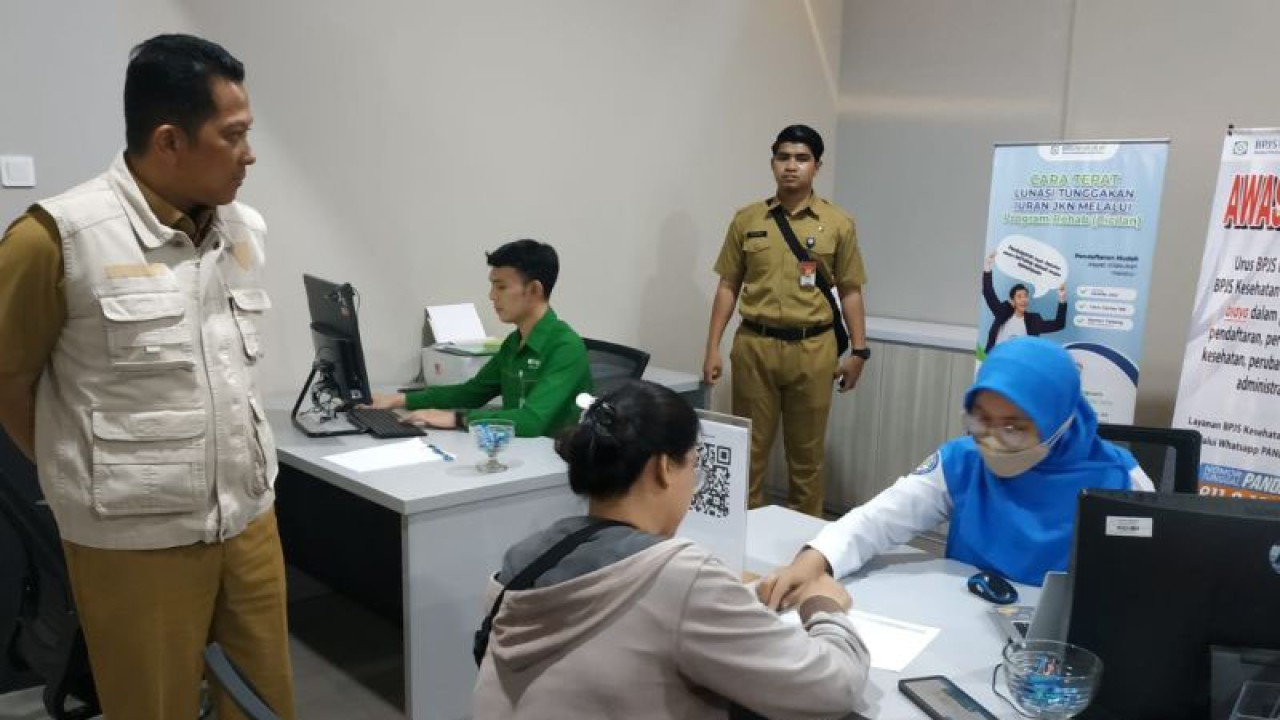 Pejabat (Pj) Bupati Tangerang Andi Ony Prihartono saat meninjau gerai pelayanan publik di pusat perbelanjaan di Tangerang. (Azmi)