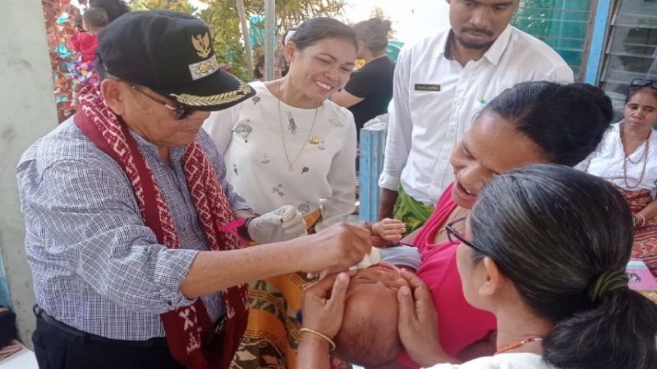 Wakil Bupati Kupang Provinsi Nusa Tenggara Timur Jerry Manafe (kiri) saat melihat kondisi kesehatan anak saat melakukan kunjungan kerja ke desa-desa di daerah itu. (ANTARA/HO-Prokompim setda Kabupaten Kupang)