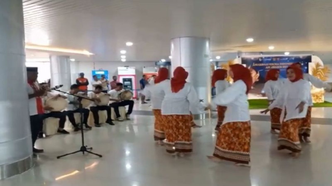 PT Angkasa Pura I Cabang Bandar Udara Pattimura Ambon menyiapkan pertunjukan musik di area kedatangan untuk menyambut pelaksanaan kegiatan Anugerah Pesona Indonesia yang dilaksanakan di Kota Ambon 30 Oktober - 1 November 2023. ANTARA/ ho- Humas Angkasa Pura Bandara Pattimura Ambon.