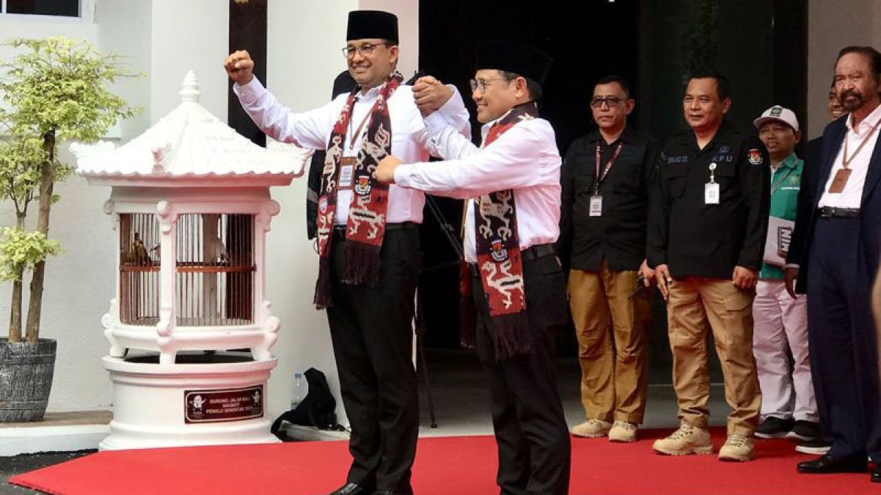 Pasangan bakal calon presiden dan bakal calon wakil presiden Anies Baswedan-Muhaimin Iskandar menyapa awak media di pelataran Kantor KPU RI, Jakarta, Kamis (19/10/2023). (ANTARA/Genta Tenri Mawangi)