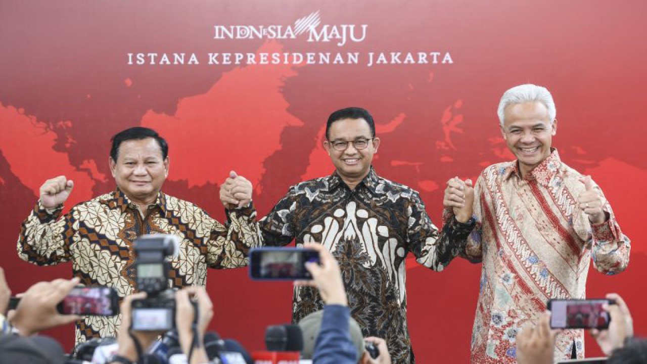 Bakal calon presiden Anies Baswedan (tengah), Ganjar Pranowo (kanan) dan Prabowo Subianto (kiri) bergandengan tangan usai melakukan pertemuan dengan Presiden Joko Widodo di Kompleks Istana Kepresidenan, Jakarta, Senin (30/10/2023). ANTARA FOTO/Hafidz Mubarak A/hp.