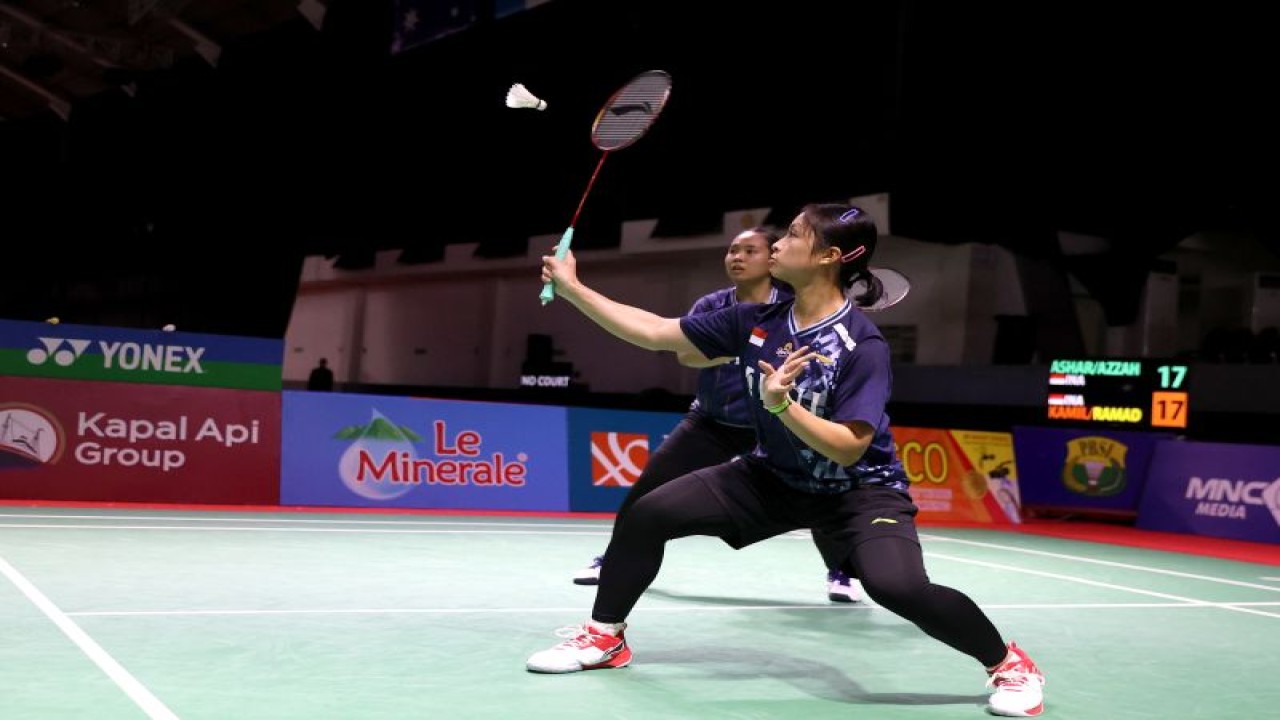 Anisanaya KAMILA & Az Zahra Ditya RAMADHANI Ganda Putri Indonesia pada pertandingan di Xpora Indonesia International Challenge 2023, Surabaya, 19/10/2023