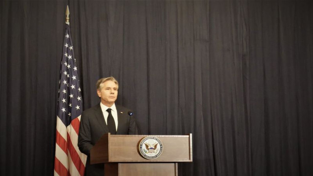 Arsip - Menteri Luar Negeri AS Anthony Blinken memberikan keterangan pers di Jakarta, Jumat (14/7/2023). Blinken berada di Jakarta untuk menghadiri Pertemuan Menteri Luar Negeri KTT Asia Timur (EAS) dan Forum Kawasan ASEAN (ARF) pada 13-14 Juli.