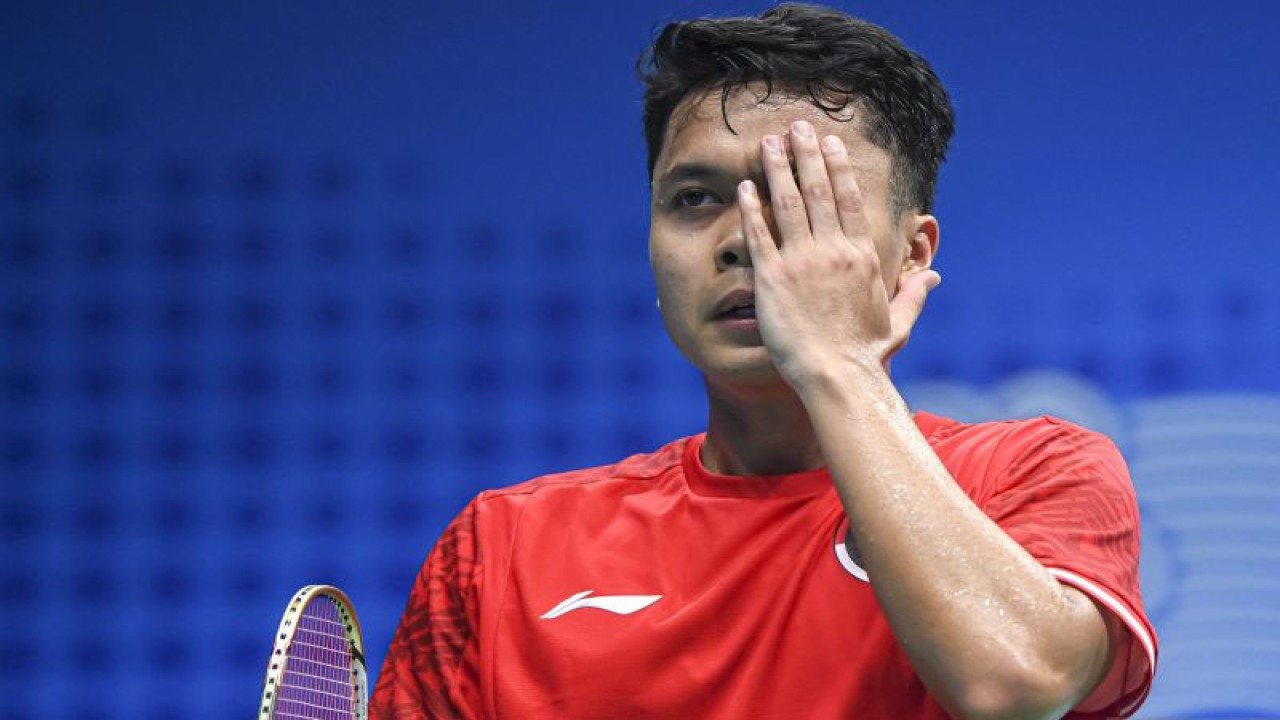 Pebulu tangkis tunggal putra Indonesia Anthony Sinisuka Ginting mengusap wajahnya saat bertanding melawan pebulu tangkis Korea Selatan Jeon Hyeokjin dalam babak perempat final beregu Asian Games 2022 di Binjiang Gymnasium, Hangzhou, China, Jumat (29/9/2023). ANTARA FOTO/M Risyal Hidayat/Spt. (ANTARA FOTO/M RISYAL HIDAYAT)