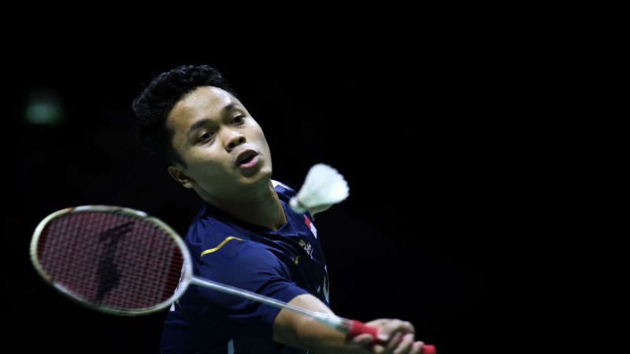 Pebulu tangkis tunggal putra Indonesia Anthony Sinisuka Ginting mengembalikan kok ke arah lawannya pebulu tangkis tunggal putra China Li Shi Feng dalam babak semifinal Indonesia Open 2023 di Istora Senayan, Jakarta, Sabtu (17/6/2023). Ginting melaju ke final Indonesia Open usai kalahkan Li Shi Feng dalam dua gim langsung (21-17, 21-15). ANTARA FOTO/M Risyal Hidayat/nz (ANTARA FOTO/M RISYAL HIDAYAT)