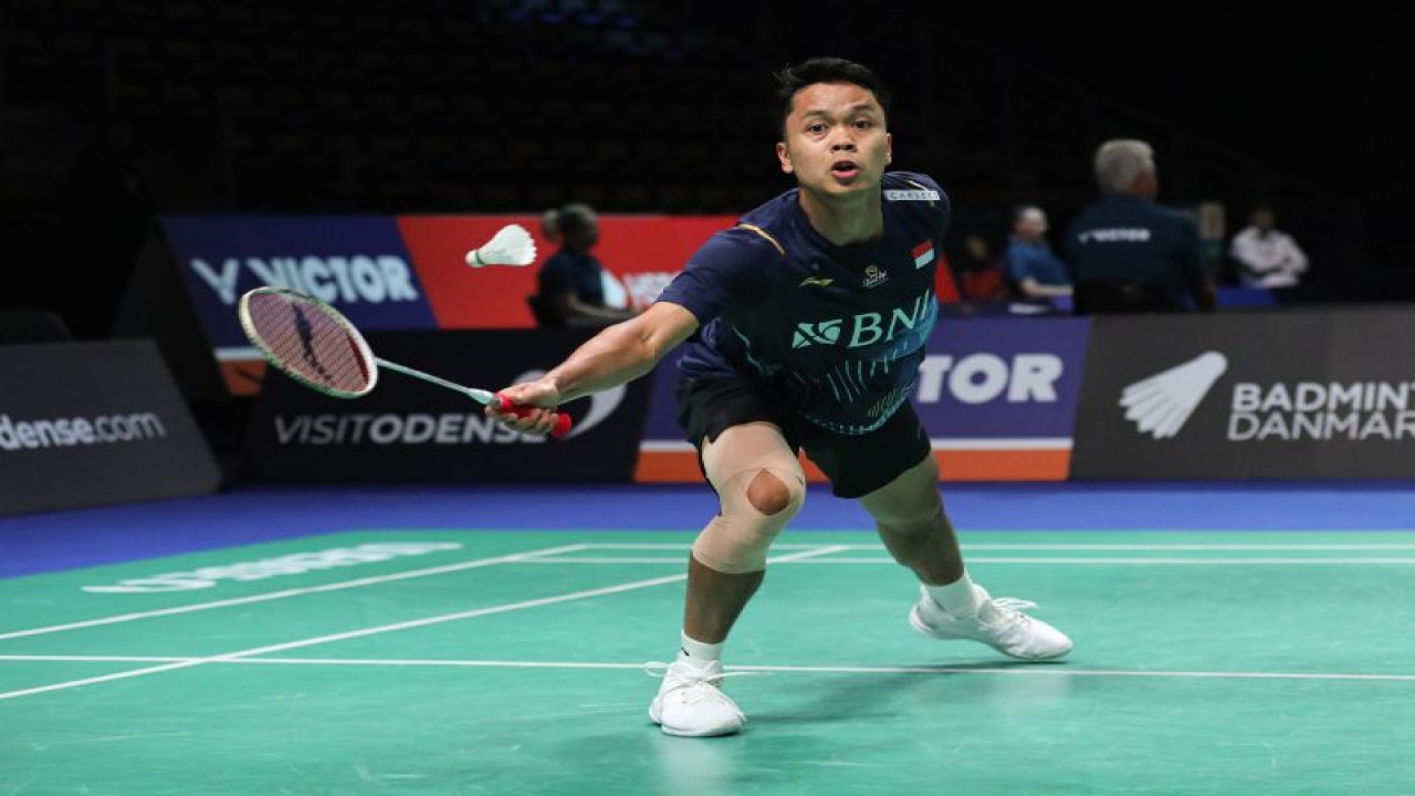 Pebulu tangkis tunggal putra Indonesia Anthony Sinisuka Ginting menang dua gim langsung 21-15, 21-15 atas pebulu tangkis asal Prancis Christo Popov pada babak pertama Denmark Open 2023 di Odense, Selasa. (ANTARA/HO-PP PBSI)