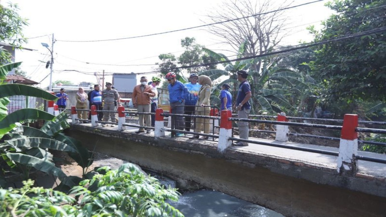 Wali Kota Administrasi Jakarta Timur Muhammad Anwar saat meninjau turap Kali Sunter yang amblas di RW 10, Kelurahan Cipinang, Kecamatan Pulogadung, Jakarta Timur, Selasa (3/10/2023). ANTARA/HO-Kominfotik Jakarta Timur