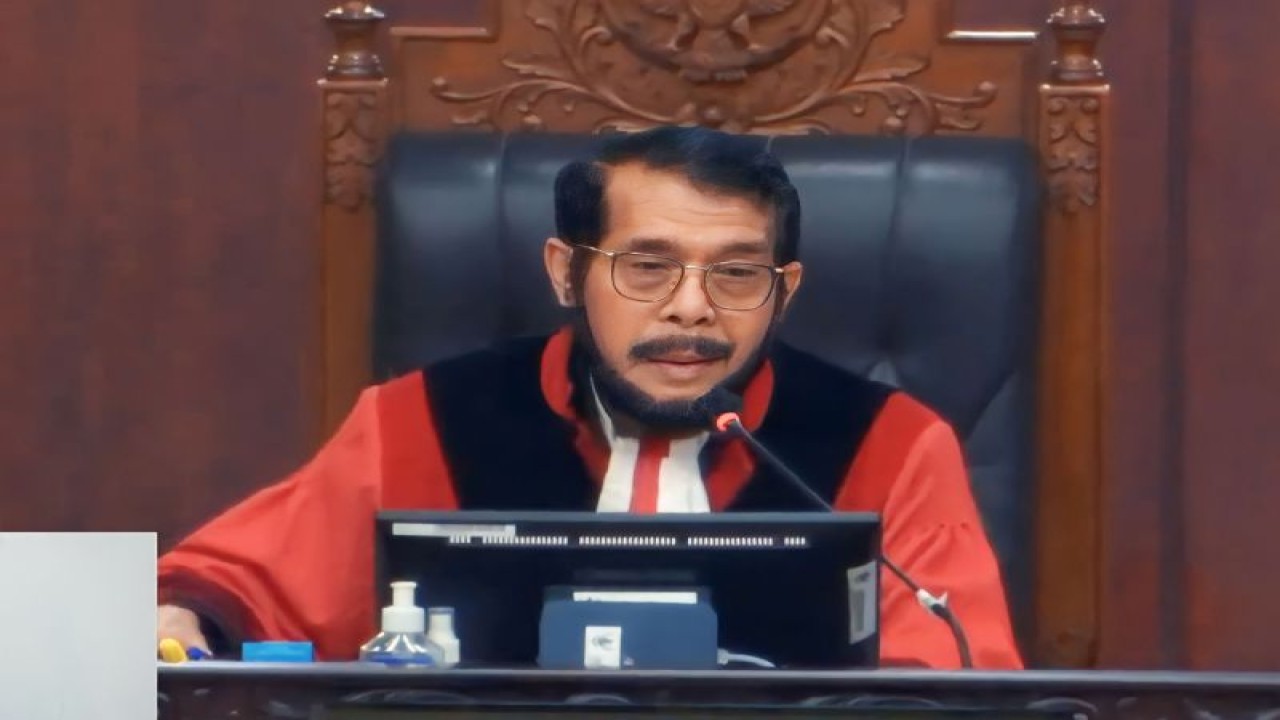 Tangkapan layar - Ketua Mahkamah Konstitusi Anwar Usman dalam sidang pembacaan putusan di Gedung MK RI, Jakarta, Senin (2/10/2023). (ANTARA/Fath Putra Mulya)